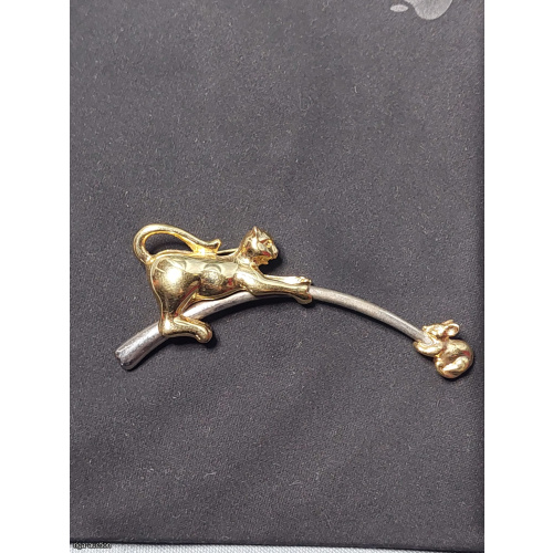 Vintage cat and mouse brooch