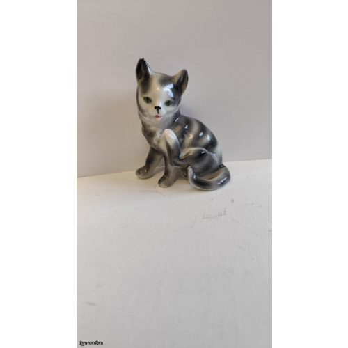 Vintage "Scratching Cat" Figurine, porcelain, Germany, 1950s-1970s.