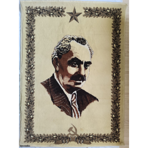 Gobelēns ar Georgija Dimitrova portretu — Bulgārijas un starptautiskās komunistiskās kustības galvenā figūra, Bulgārijas vadītājs no 1946. līdz 1949. gadam.