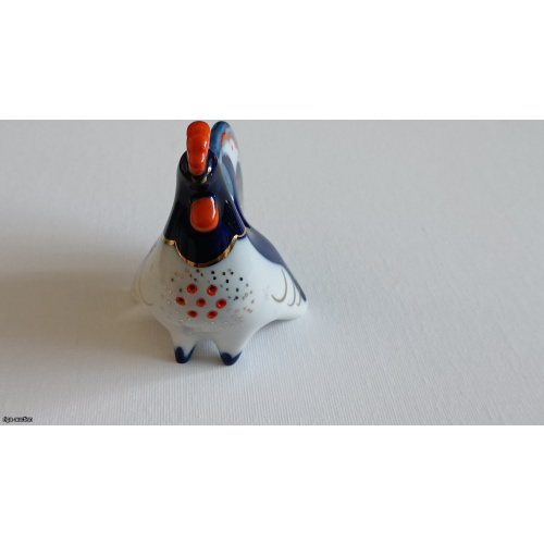 A porcelain pepper shaker in the shape of a rooster, produced at the Leningrad Porcelain Factory (LFZ), now the Imperial Porcelain Factory.