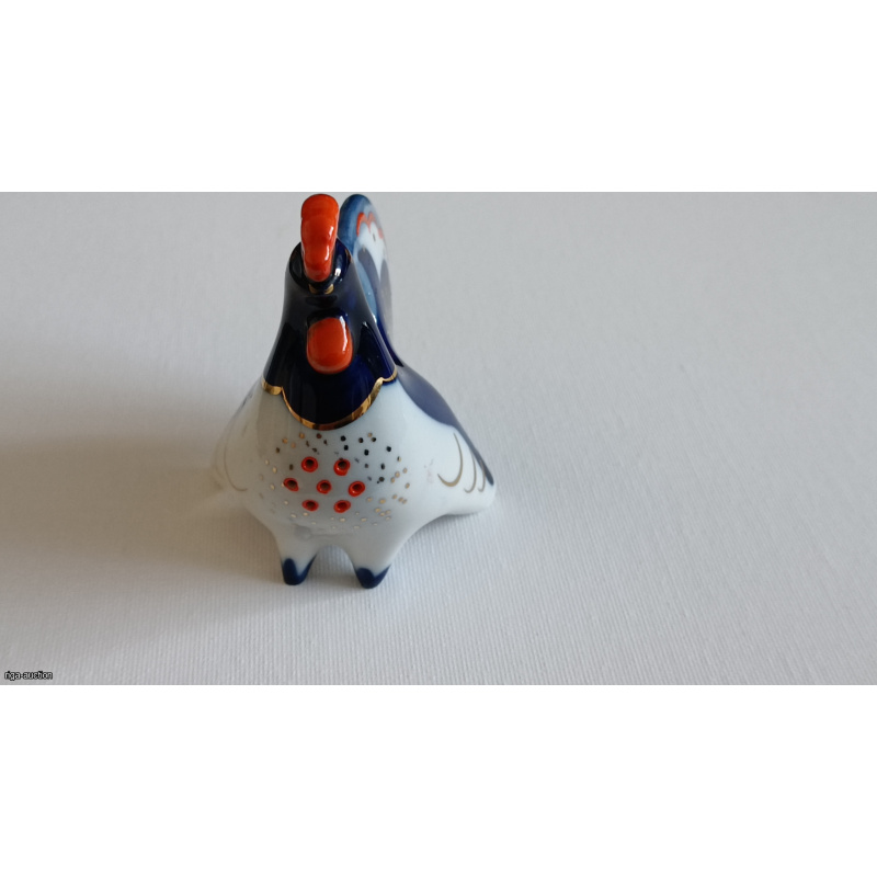 A porcelain pepper shaker in the shape of a rooster, produced at the Leningrad Porcelain Factory (LFZ), now the Imperial Porcelain Factory.