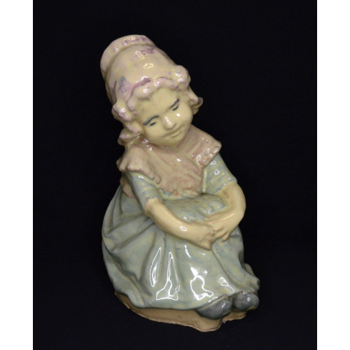 figurine "Girl in a bonnet"
