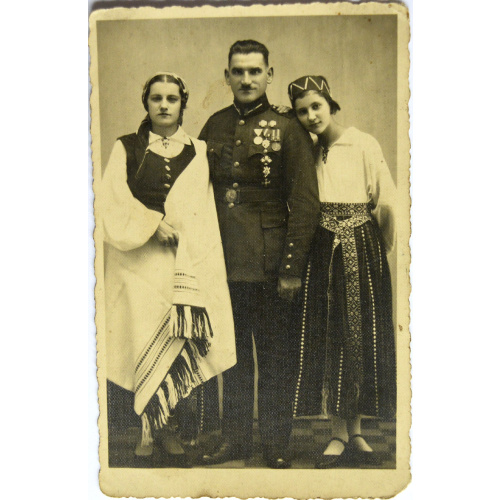 fotogrāfija "Latviešu karavīrs un meitenes tautastērpos"