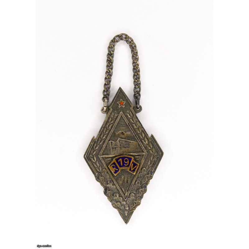 school badge "R 19 V"