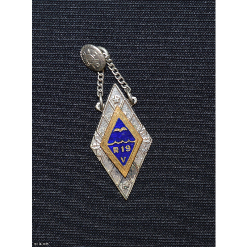 school badge "R 19 V"